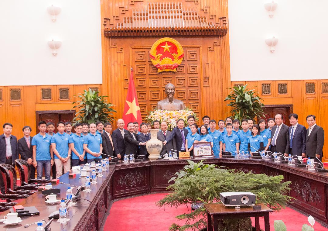 Thủ tướng Chính phủ Nguyễn Xuân Phúc gặp mặt, biểu dương kỹ sư trẻ chế tạo vệ tinh MicroDragon
