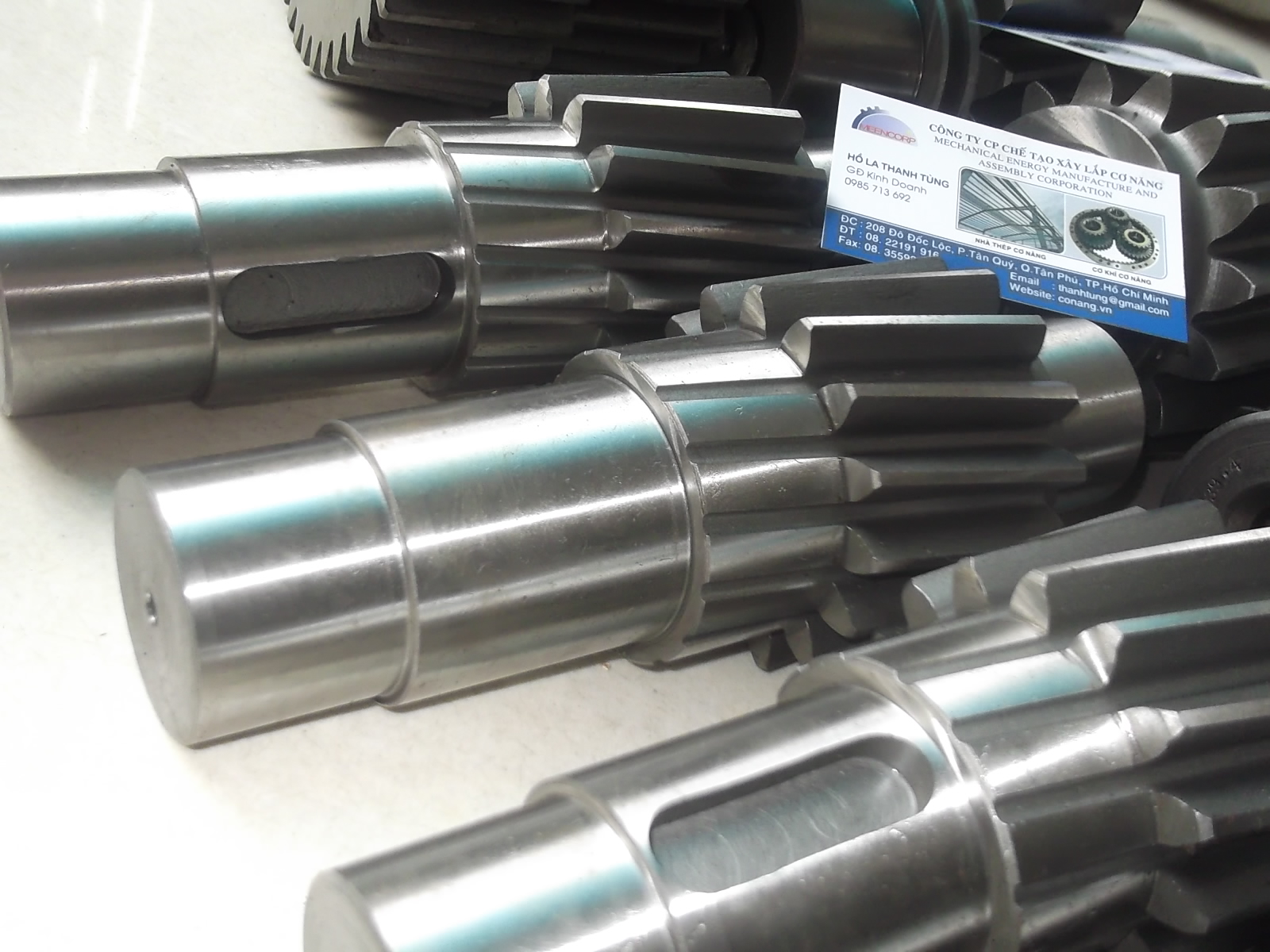 Cơ khí chế tạo các chi tiết máy, trục con lăn, đường ray...
