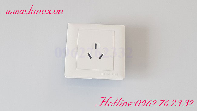 Ổ cắm điện ba chân dẹt