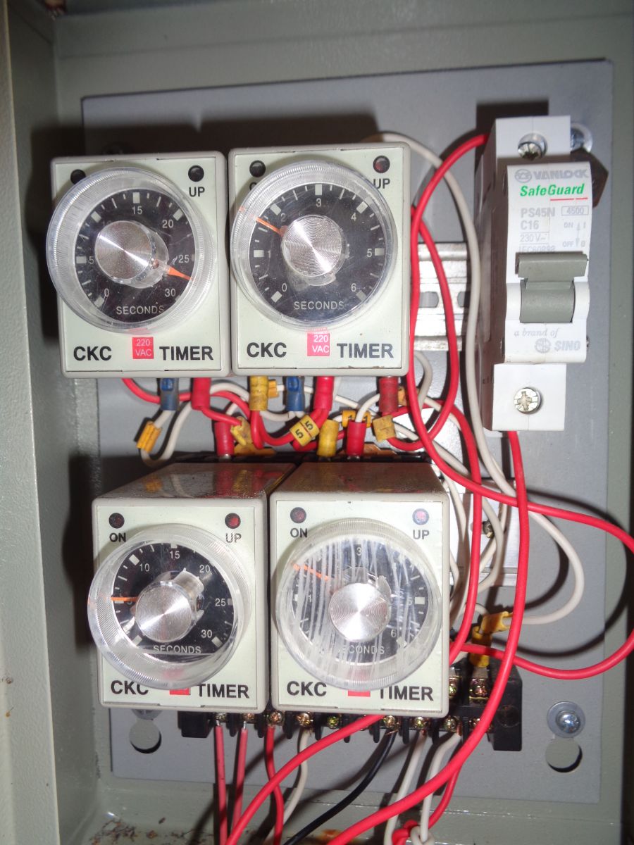 Cân định lượng xi măng vào dây chuyền sản xuất gạch