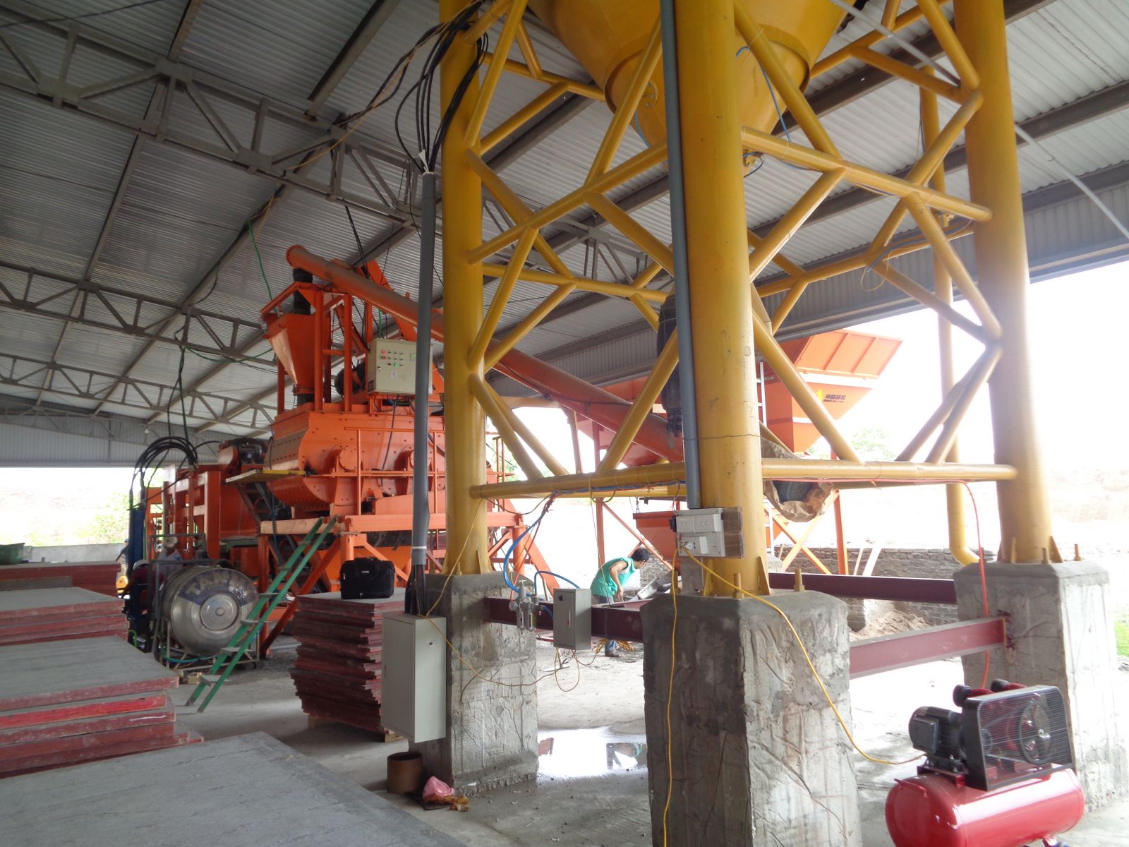 Cân định lượng xi măng vào dây chuyền sản xuất gạch